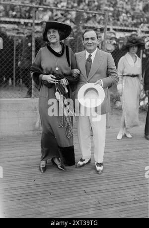 Enrico Caruso & amp ; épouse, 1918 ans. Montre le chanteur italien d'opéra ténor Enrico Caruso (1873-1921) et sa femme, l'ancienne Miss Dorothy Park Benjamin (1893-1955), lors d'une journée de police au Sheepshead Bay Speedway, Brooklyn, New York, le 31 août 1918. Banque D'Images