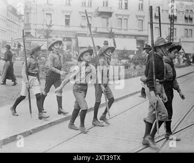 Buda - Pesth, Boy Scouts, entre c1915 et c1920. Banque D'Images
