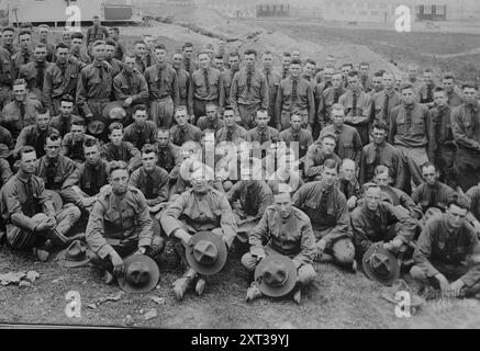 Champ d'aviation de Dayton, 1917. Montre des étudiants en aviation avec des officiers au camp d'aviation de Wilbur Wright à Wilbur Wright Field, près de Riverside, Ohio pendant la première Guerre mondiale les officiers comprennent (de gauche à droite devant) Lieut. Schultz, Lieut. Richards, et le Capitaine Kirby. Banque D'Images