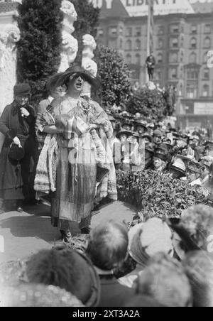 Geraldine Farrar, 1918 ans. Montre un concert de la chanteuse d'opéra soprano Geraldine Farrar (1882-1967) qui faisait partie du Liberty Theater de la Women's War relief Association en face de la New York public Library à la 5e Avenue et 42e Rue à New York. Des représentations et des discours ont été tenus pour appeler le public à acheter des Liberty Bonds. Le théâtre faisait partie de la troisième campagne de prêt Liberty, qui a eu lieu du 6 avril 1918 au 4 mai 1918 pendant la première Guerre mondiale. Le chien Pekinese de Farrar, Sniffles, est avec elle. Banque D'Images