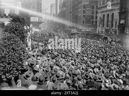 Geraldine Farrar, 1918 ans. Montre un concert de la chanteuse d'opéra soprano Geraldine Farrar (1882-1967) qui faisait partie du Liberty Theater de la Women's War relief Association en face de la New York public Library à la 5e Avenue et 42e Rue à New York. Des représentations et des discours ont été tenus pour appeler le public à acheter des Liberty Bonds. Le théâtre faisait partie de la troisième campagne de prêt Liberty, qui s'est tenue du 6 avril 1918 au 4 mai 1918 pendant la première Guerre mondiale Banque D'Images