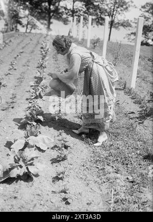 Amelita Galli-Curci, entre c1915 et c1920. Montre Amelita Galli-Curci (1882-1963), chanteuse d'opéra soprano italienne coloratura, arrosant les plantes. Banque D'Images