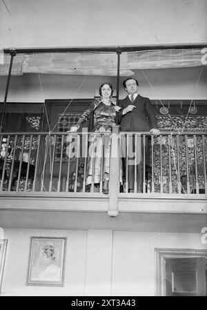 Amelita Galli-Curci et son mari, entre c1915 et c1920. Montre Amelita Galli-Curci (1882-1963), chanteuse d'opéra soprano italienne coloratura debout sur un balcon avec un homme, peut-être son accompagnateur et second mari Homer Samuels. Banque D'Images