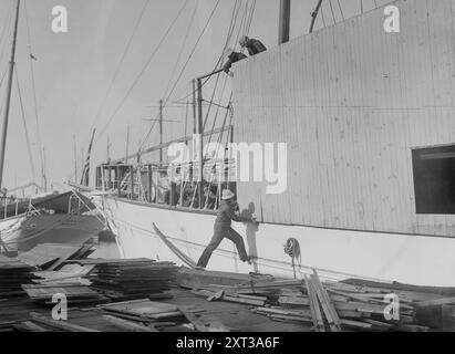 Yacht de logement pour l'hiver ("Owera"), entre 1917 et c1920. Montre des logements construits autour du navire de patrouille de la Marine mis en service le 15 juin 1917 sous le nom d'USS Owera (SP-167). Banque D'Images