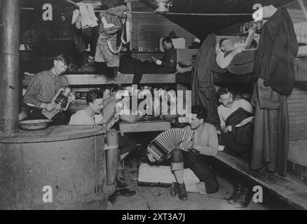 Dans le camp de rondins, Hoquiam, Wash., 1917 et 1918. Montre des bûcherons de la division des produits épicéa du signal corps à Hoquiam, Military Spruce Camp, État de Washington pendant la première Guerre mondiale Banque D'Images