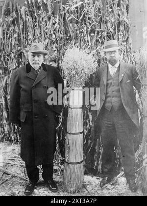 J.J. Hill &amp ; L.W. Hill, entre c1910 et c1916. Montre père et fils dirigeants de chemin de fer James Jerome Hill (1838-1916) et Louis Warren Hill (1872-1948) posant dans un champ de maïs avec des gerbes de blé. Banque D'Images