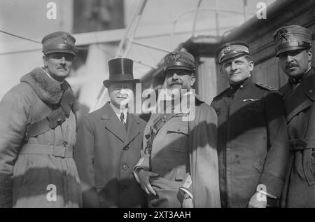 Lieutenant dentice, consul italien Tritonj, général Guglielmotti, lieutenant colonel Serrat, lieutenant D. Carlo, 1919. montre Romolo Tritonj, consul général italien à New York et le général Emilio Guglielmotti, attaché militaire de l'ambassade royale d'Italie à Washington, à New York, pour la visite de la Commission de guerre italienne, juin 1917, avec d'autres. Banque D'Images