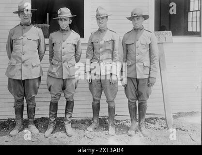 Lt Richards, Capt Kirby, Capt L.G. Heffernan, Lieut. Schultz, 1917. Montre quatre officiers au camp d'aviation de Wilbur Wright à Wilbur Wright Field, près de Riverside, Ohio, pendant la première Guerre mondiale, dont Leo Gerald Heffernan (1889-1956) qui a été commandant de novembre 1917 à janvier 1918. Banque D'Images