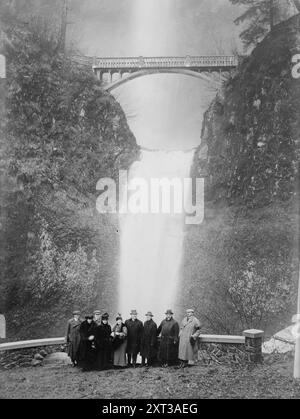 N.Y. touristes (français, fête Vanderbilt) aux chutes de Multnomah, 1916. Montre un groupe de touristes New-yorkais, qui, tout en voyageant sur la Columbia River Highway dans l'Oregon, s'est arrêté devant les chutes de Multnomah. Banque D'Images