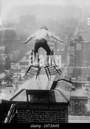 John Reynolds, entre c1915 et c1920. Montre "Human Fly" John "Jammie" Reynolds sur un toit à New York. Banque D'Images