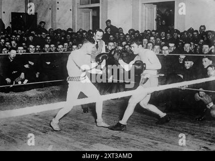 Sgt. Choike, AEF &amp ; G. pionnier - Archange [Sig. Corps #152751], 1918. Montre un match de boxe à Archange (Arkhangelsk), Russie, entre le champion de l'armée américaine Anthony Choike et le champion de l'armée française Gabriel pionnier, le 30 novembre 1918. Banque D'Images