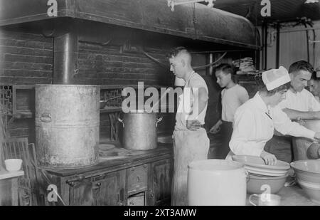 Enseignement des cuisiniers de l'armée, Institut Pratt, 1917. Montre des hommes au poêle avec de grandes casseroles, une femme à table avec des bols pendant un cours de cuisine au Pratt Institute, Brooklyn, New York. Banque D'Images