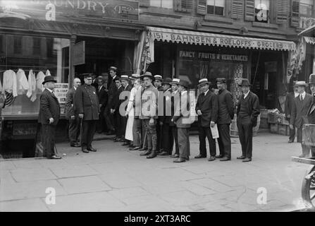En attente d'inscription, 6/5/17, 1917. Montre une ligne d'hommes à côté de Bahnsen & amp ; Roeloffs épicerie à New York, en attente de s'inscrire à la traite pendant la première Guerre mondiale Banque D'Images