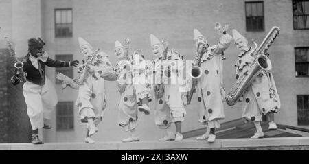 Brown Bros, entre c1915 et c1920. Montre les six Brown Brothers, un groupe de saxophones vaudeville. Un membre du groupe est en face noire. Banque D'Images