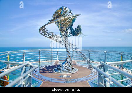 Comté d'Uljin, Corée du Sud - 27 juillet 2024 : la sculpture complexe de sirène et de vague marque la fin de la passerelle Deunggi Mountain Skywalk, mêlant art et Banque D'Images