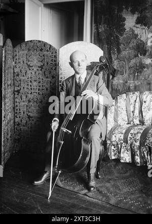 Casals, entre c1915 et c1920. Montre le violoncelliste espagnol Pablo Casals (1876-1973) avec son violoncelle. Banque D'Images