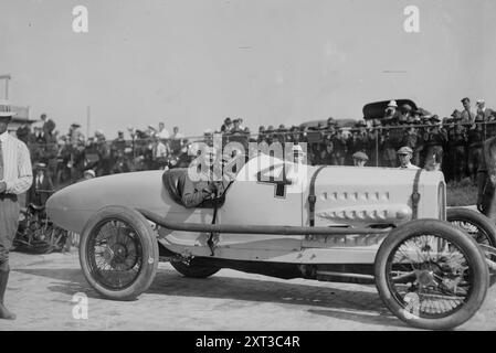 De Palma, 1917. Spectacles Ralph de Palma (1882-1956), pilote de course italo-américain lors d'une course automobile au Sheepshead Bay Speedway, long Island, New York en août 1917. Banque D'Images