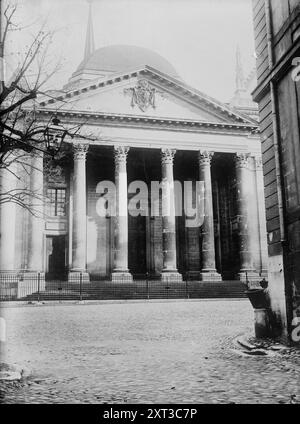 Genève, entrée de la cathédrale, entre c1915 et c1920. Montre l'Église protestante réformée de Genève la cathédrale Pierre, Genève, Suisse. Banque D'Images