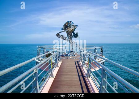 Comté d'Uljin, Corée du Sud - 27 juillet 2024 : une vue le long du sentier menant à la sculpture de sirène et de vague sur Deunggi Mountain Skywalk, dans les environs Banque D'Images