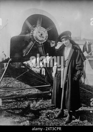 Kath. Stinson au Japon, 1917. Montre aviatrice Katherine Stinson debout près d'un avion. Banque D'Images