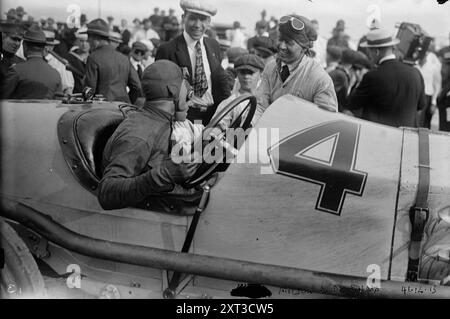 Milton &amp ; de Palma, entre c1915 et c1920. Montre Ralph de Palma (1882-1956), pilote de course italo-américain lors d'une course automobile. Banque D'Images