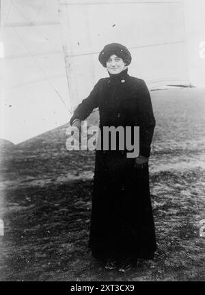 Mme Delaroche [i.e., de Laroche], entre c1915 et c1920. Montre Raymonde de Laroche (1882-1919) pilote française et première femme au monde à recevoir une licence de pilote d'avion. Elle est née Elise Raymonde Deroche. Banque D'Images