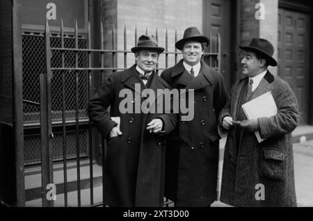 Reschiglian - Martinelli - Dua, entre c1915 et c1920. Spectacles (de gauche à droite) le chanteur italien Vincenzo Reschiglian (1874?-1955), le chanteur italien Giovanni Martinelli (1885?-1969) et le chanteur belge Octave Dua (1882-1952). Les hommes sont à l'entrée de scène du Metropolitan Opera House de New York. Banque D'Images