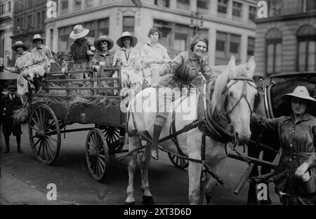 Armée terrestre féminine, entre c1915 et c1920. Banque D'Images