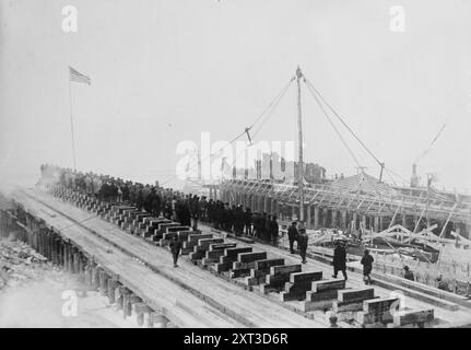 Sous-marin Co. Yard, Newark, entre c1915 et c1920. Montre le chantier naval de Newark Bay, Kearny, New Jersey probablement au moment d'une cérémonie le 20 décembre 1917 marquant le premier rivet enfoncé dans "le premier navire en acier de structure standardisé jamais construit". Banque D'Images