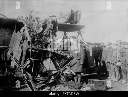 Naufrage de "GOTHA", 1917. Montre des militaires des forces alliées inspectant un bombardier Gotha allemand écrasé pendant la première Guerre mondiale Banque D'Images