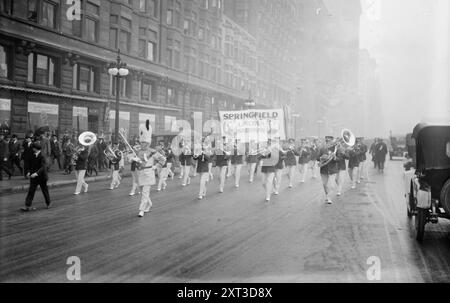 Sherman Boosters Parade, entre c1915 et c1920. Montre un défilé en soutien à la candidature du politicien républicain Lawrence Sherman à la présidence des États-Unis en 1916. Le défilé a peut-être eu lieu lors de la Convention nationale républicaine de 1916 qui a eu lieu à Chicago du 7 au 10 juin. Banque D'Images