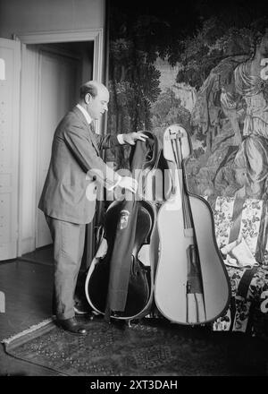 Casals, entre c1915 et c1920. Montre le violoncelliste espagnol Pablo Casals (1876-1973) avec son violoncelle. Banque D'Images