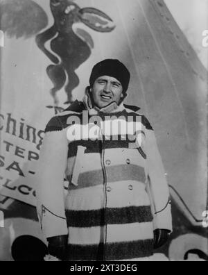 John McCormack, entre c1915 et c1920. Montre le chanteur ténor irlandais américain John McCormack (1884-1945) portant possiblement une couverture de la Compagnie de la Baie d'Hudson. Banque D'Images