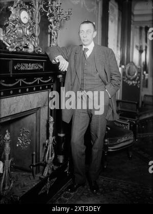 Rachmaninov, entre c1915 et c1920. Montre Sergei Vasilievitch Rachmaninov (1873-1943) debout devant une cheminée. Banque D'Images