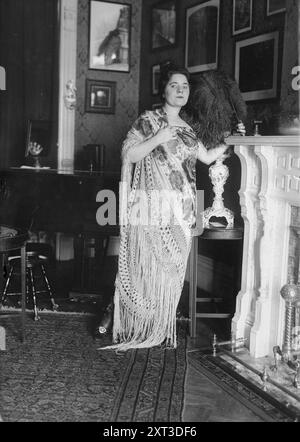 Arden, entre c1915 et c1920. Montre le chanteur américain mezzo-soprano et contralto-opéra Cecil Arden (1894-1989) qui a été actif pendant les premières décennies du XXe siècle. Banque D'Images