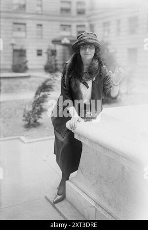 Braslau, entre c1915 et c1920. Montre la chanteuse d'opéra Sophie Braslau (1888-1935), une contralto qui s'est produite avec le Metropolitan Opera de New York, avec caméra. Banque D'Images