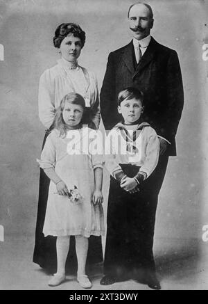 Comte d'Athlone et sa famille, entre c1910 et c1915. Spectacles Alexander Cambridge, 1er comte d'Athlone et ancien prince de Teck (1874-1957) avec sa famille. Banque D'Images