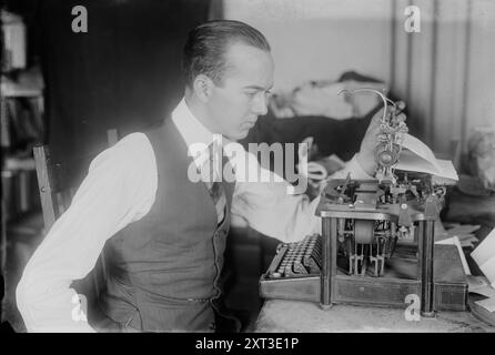 Acier, entre c1915 et c1920. Montre le chanteur ténor américain John W. Steel (1895-1971) assis devant une machine à écrire. Banque D'Images
