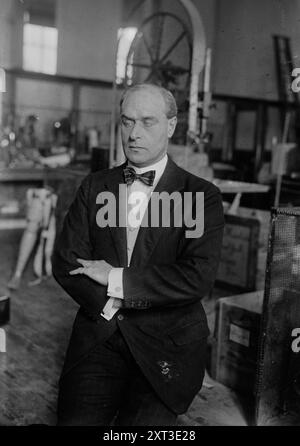 Sir A.A. Pearson, entre c1915 et c1920. Montre l'éditeur de journaux Sir (Cyril) Arthur Pearson (1866-1921) qui était aveugle. En 1919, il est aux États-Unis pour défendre les anciens combattants aveugles. La photographie a peut-être été prise au siège de l'Institut de la Croix-Rouge pour les aveugles et les soldats infirmes à Fourth Avenue et 23rd Street, New York. Banque D'Images