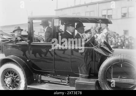 Viviani arrive, entre c1915 et c1920. Montre Jean Raphael Adrien René Viviani (1863-1925), premier ministre de France pendant la première année de la première Guerre mondiale Banque D'Images