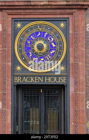 Londres, Royaume-Uni - 14 janvier 2010 : horloge astrologique à cadran bleu avec signes dorés du zodiaque et le visage de Winston Churchill à Bracken House Banque D'Images