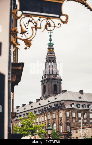 Une vue imprenable sur le palais de Christiansborg à Copenhague, élégamment encadré par un lampadaire détaillé et orné, mettant en valeur la richesse architecturale du Danemark Banque D'Images