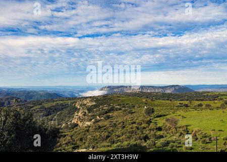 Paysage panoramique depuis le point de vue de Las Janas à Salamanque avec des collines verdoyantes, des montagnes lointaines et un ciel spectaculaire rempli de clou moelleux Banque D'Images