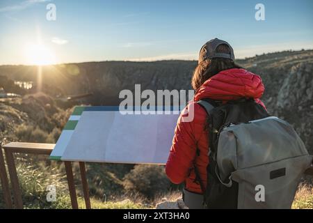 Vue arrière d'une femme méconnaissable, anonyme, sans visage se livrant à l'observation des oiseaux à un point de vue pittoresque à Salamanque, Espagne pendant le coucher du soleil. Elle Banque D'Images