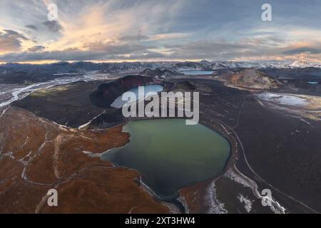 Captivant tir par drone mettant en valeur la beauté sauvage des lacs montagneux d'Islande, entourés de paysages vifs et de montagnes lointaines sous un soleil doux Banque D'Images