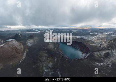 Une superbe image capturée par drone montrant le paysage spectaculaire des cratères volcaniques entourés de lacs dans les hautes terres reculées d'Islande, sous un Banque D'Images