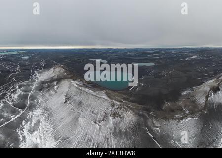 Captivante prise de vue aérienne par drone de lacs de hautes terres reculés au milieu de paysages enneigés en Islande, mettant en valeur la beauté naturelle et le terrain. Banque D'Images