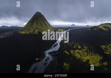 Cette superbe photographie aérienne capture l'atmosphère entourant le volcan Maelifell en Islande, une mousse verte distinctive contrastant avec le volcanique sombre Banque D'Images