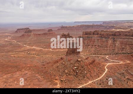 Une prise de vue aérienne captivante mettant en valeur le terrain accidenté et les chemins de terre sinueux de la Vallée des Dieux dans l'Utah, mis en valeur par des roches naturelles spectaculaires Banque D'Images