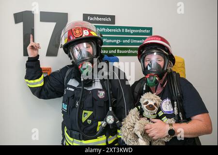 13 août 2024, Saxe-Anhalt, Halle (Saale) : Katharina Dieckow du service d'incendie professionnel de Halle (l) et Ulrike Lange du service d'incendie volontaire de Reideburg ont réussi. Les pompiers ont grimpé au 17ème étage d'un immeuble de grande hauteur à Halle-Neustadt portant un appareil respiratoire complet. Ils ont dû gravir un total de 272 marches. Ils s'entraînent pour diverses compétitions internationales, mais aussi pour des opérations normales de lutte contre l'incendie. Photo : Heiko Rebsch/dpa Banque D'Images
